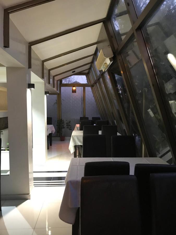 Zormaris-M Hotel Враня Екстериор снимка